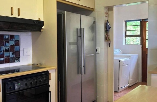 3-Bedr Holiday Home, 5-min Walk to Beach, Seaview!