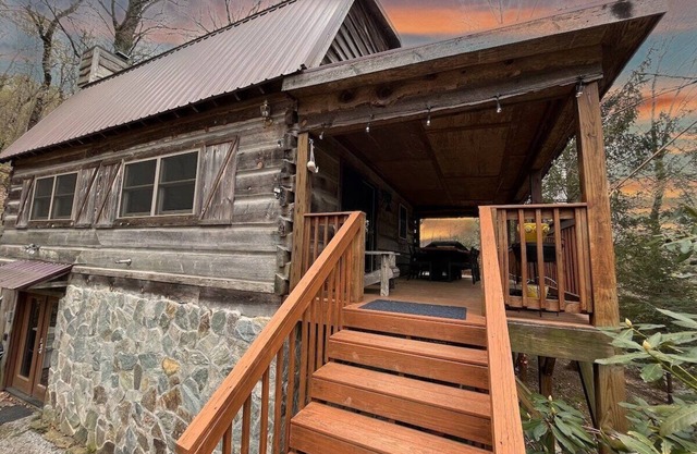 3 Bedroom + 3 Bathroom with Hot Tub - Ski Access less than 1 mile!