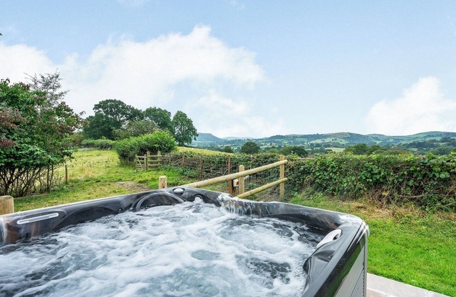 3 bedroom accommodation in Hundred House, near Llandrindod Wells