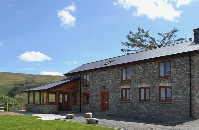 3 bedroom accommodation in near Llanwrthwl, Powys