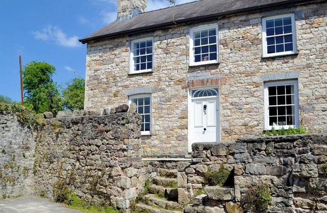 3 bedroom accommodation in Llandybie, near Llandeilo
