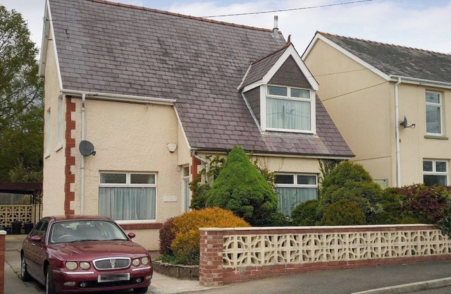 3 bedroom accommodation in Garnant, near Ammanford