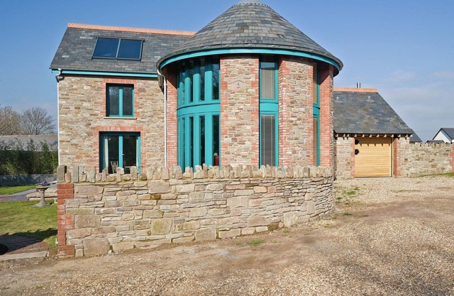 3 bedroom accommodation in Felindre