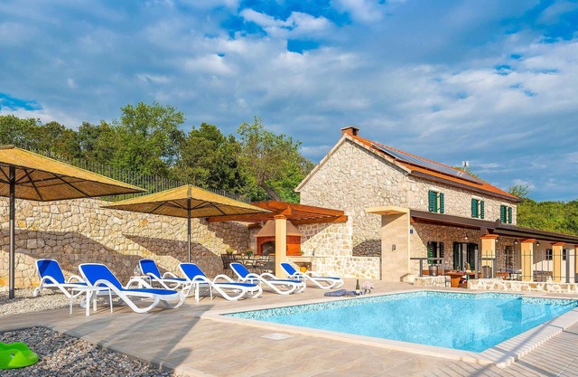 3 bedroom amazing home in Vid