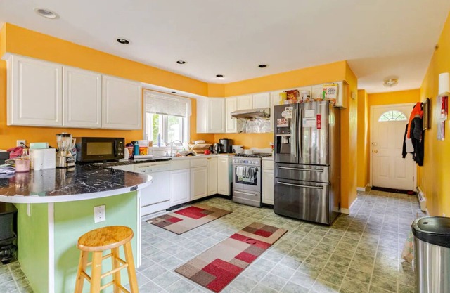 3-bedroom building in charming Taunton with AC, WiFi. Enjoyable Jacuzzi Bathtub