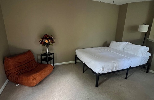 3-bedroom condo in charming Bowie with AC