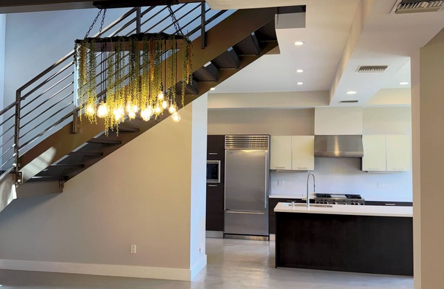 3-bedroom condo in wonderful Santa Monica with AC