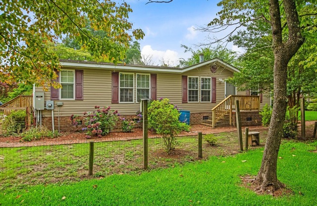 3 Bedroom Cottage walking distance to the Sound and one hour to the Outer Banks.