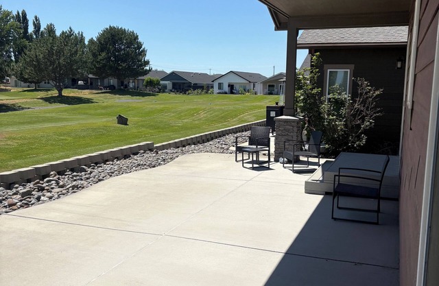 3-bedroom house in charming Moses Lake with AC, fitness room, WiFi
