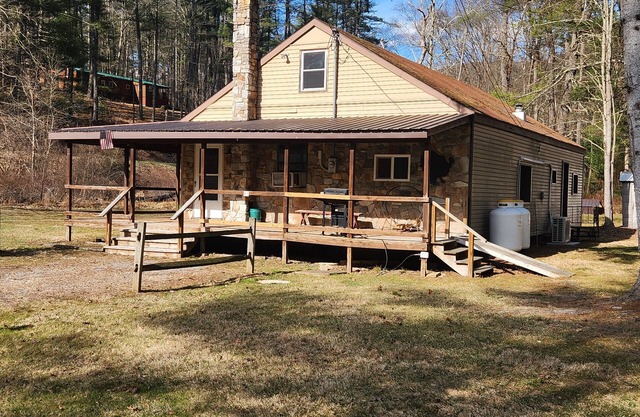 3-bedroom house in Waterville, PA on Heverly Rd with WiFi, AC, Sleeps 16