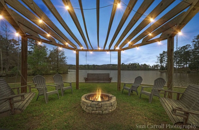 3 bedroom lake front cabin, kayaks, fire pit and more!