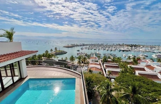 3 bedroom PH w/ocean, marina and mountain views, rooftop and private pool!