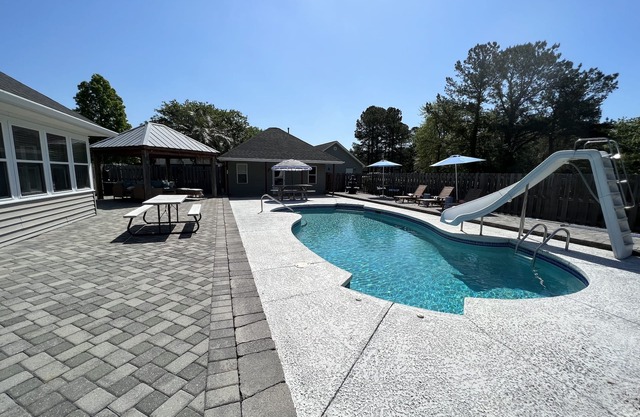 3 bedroom, private heated pool, hot tub & less than 20 minutes from the beaches!