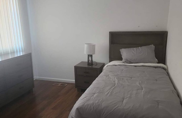 3-bedroom townhome in delightful Germantown with WiFi, AC, Heat, free parking