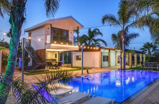 3-Bedroom Villa Oasis by the Sea: Infinity Pool, AC, WiFi & Award-Winning Garden