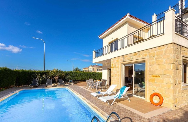 3 bedroom villa with impressive private pool