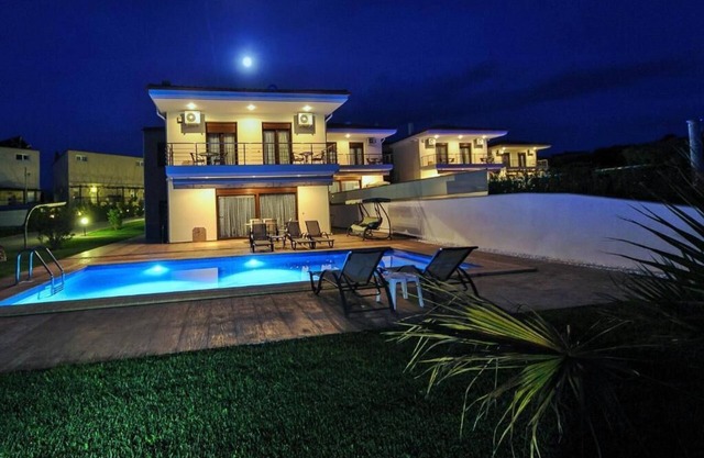 3- Bedroom Villa with private pool, close to sandy beach! Pet-Friendly!