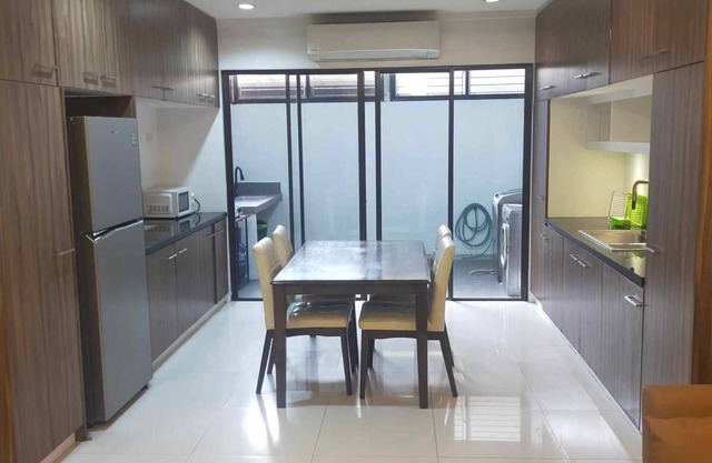 3 BR, 3.5 BA Townhouse. Fully furnished w/parking