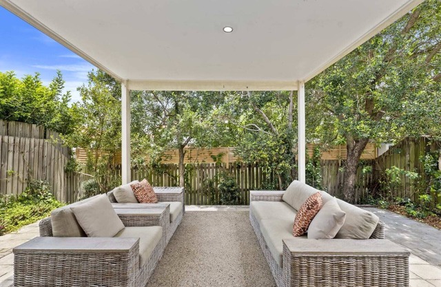 3 BR Townhouse w/ Private Courtyard & Parking!