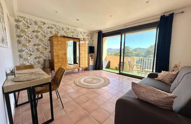 3 kms from Cassis T2 with terrace - free parking