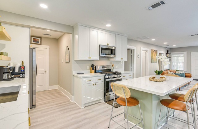 3 Mi to Dtwn: Dog-Friendly Home in Houston!