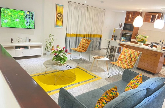 3 min walk to restaurants, ATM, Shops, pharmacy, prime area
