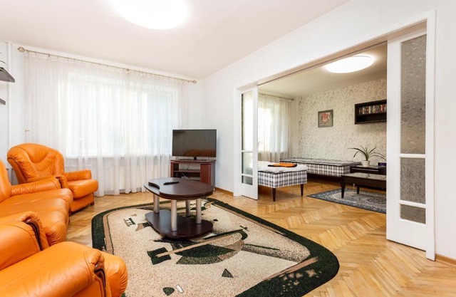 3 room central apartmend 90m2 parking for one car fifth floor and the building does not have an elevator