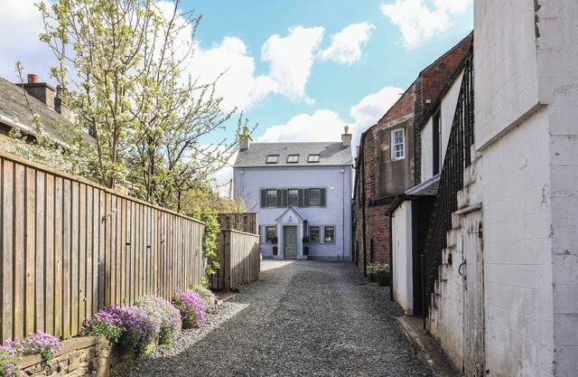 30 NORTHGATE, pet friendly, luxury holiday cottage in Peebles
