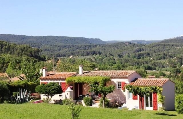 300 metres away from Flayosc, a Provençal house surrounded by vast greenery