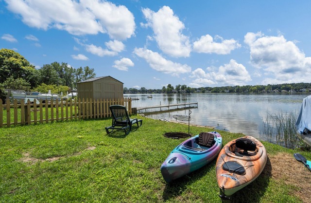 31+ NIGHTS ONLY - Secret Tunnel Lakehouse - kayaks, bonfires, beach, sleeps 10