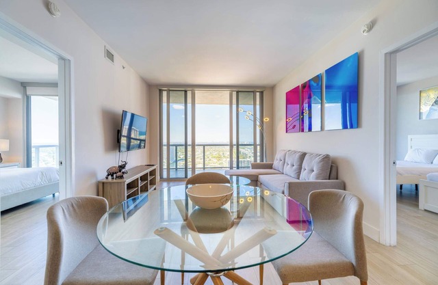 31st Floor-Water View Apartment-Prime Location