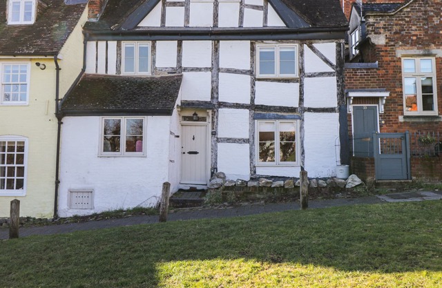 32 THE GREEN, pet friendly, with open fire in Marlborough, Wiltshire