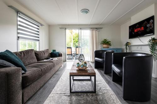 32, Woods, Big Garden, Private Parking , AC & Privacy!