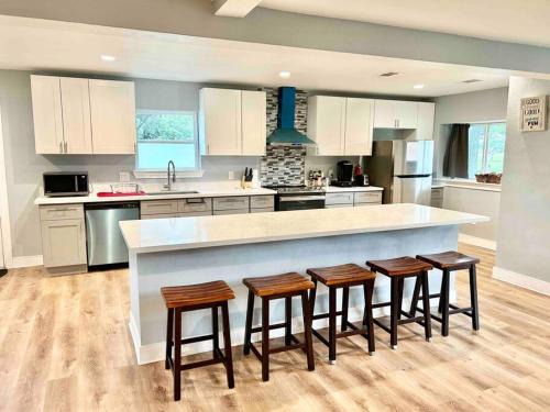 3300 sq Spacious Kitchen & Living Spaces (5 TVs)