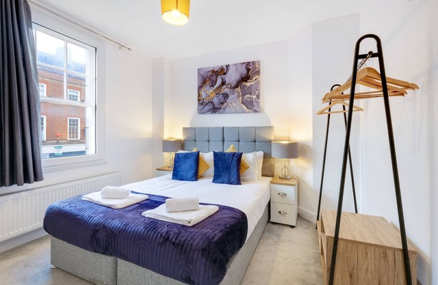 360 HP11 Easton St 6-4n- Eastons 2 Bedroom Apartment with Sofa Bed