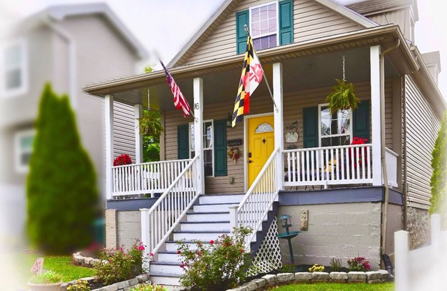 3bd & 2bath cottage-sleeps 6 Secure bike storage available upon request!