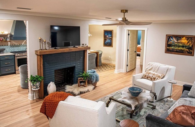 3BD Adult Retreat - Fire Pit, Putting Green, Mins to DT