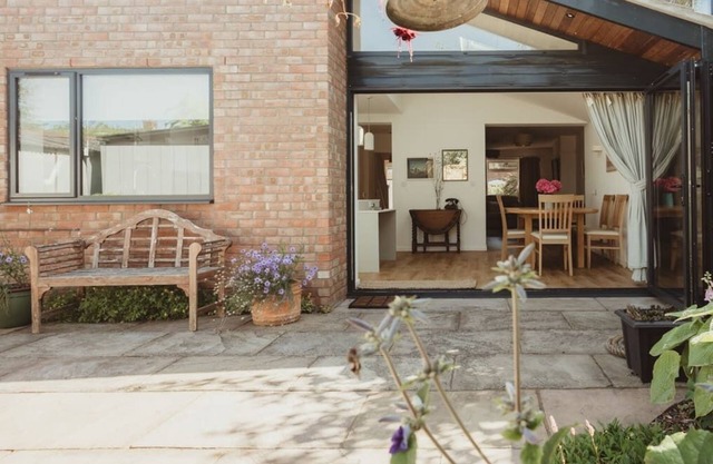 3Bed House w/Charming Courtyard Garden & Parking