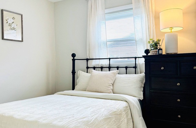 3BR/1ba apt; fully furnished and equipped; in Forest Park