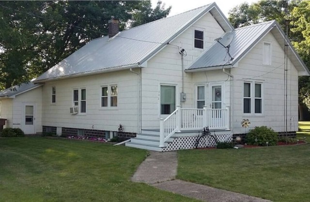 4.5 miles to Twin Lakes, small town, pets welcome