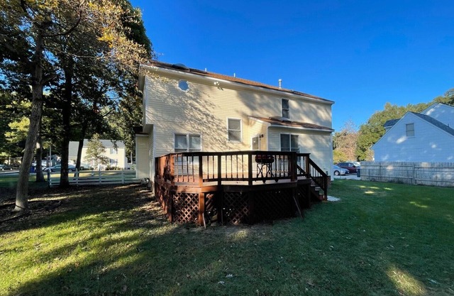 4-BDRM home with Office. Deck facing small pond. Executive and Vacation Stays.