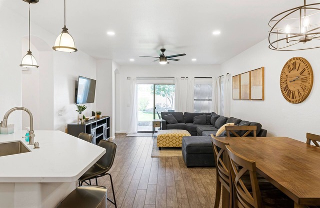 4 Bed with Community Pool, Game Room, Minutes to Bell Bank Park!