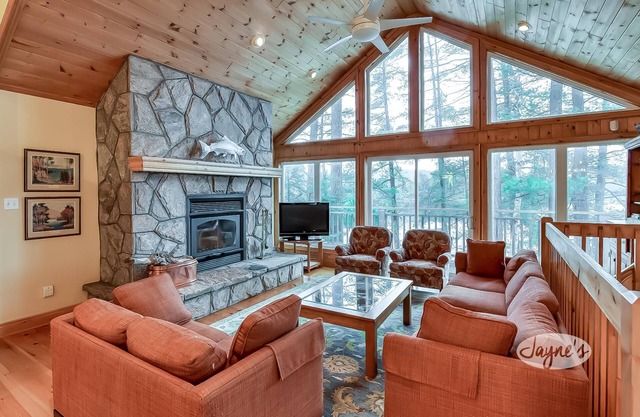 4 bedroom, 3 bath, cottage, Minett, very private, great for families!