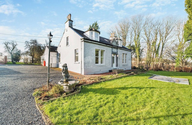 4 bedroom accommodation in Ashgill, Nr Lanark