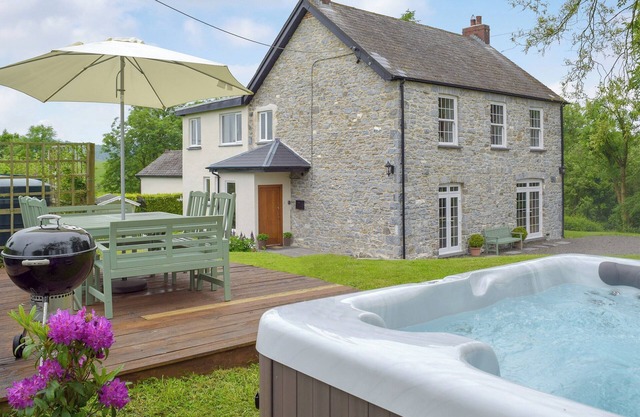 4 bedroom accommodation in Llanmill, near Narberth