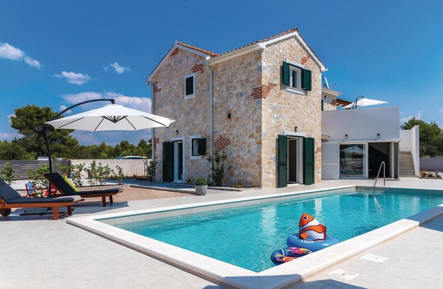 4 bedroom accommodation in Zaton
