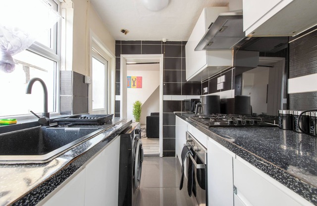 4-Bedroom, Home, Croydon, Sleeps 8! Family, Group And Contractor Friendly!
