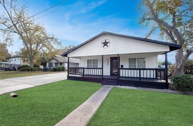4 bedroom home in Groves with pool