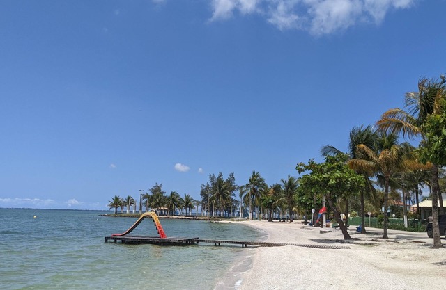 4 bedroom house in paradise (private beach)