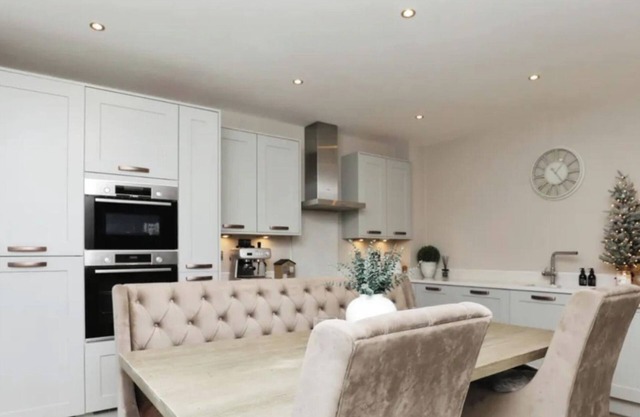 4 Bedroom House - Sleeps 8, Free Parking, Garden